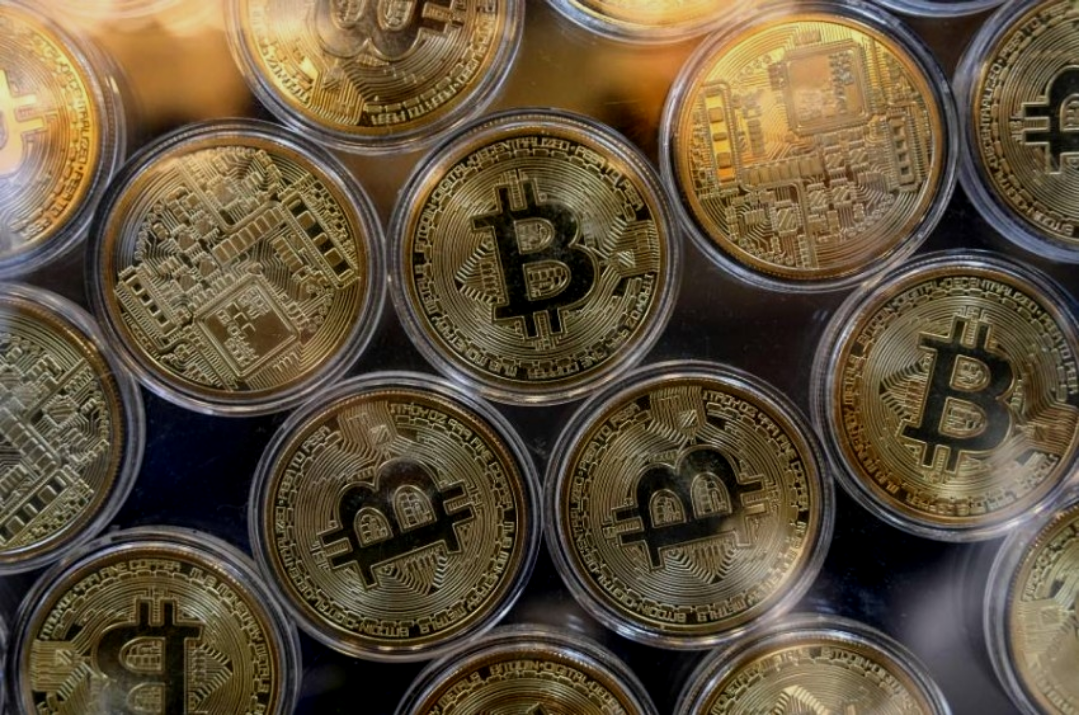 تزامنا مع تراجع الدولار الأمريكي .. إرتفاع العملات الرقمية على رأسها البيتكوين