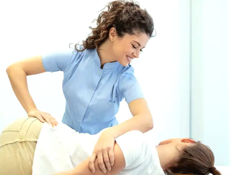 فوائد ومزايا  العلاج الطبيعي في المنزل وعبر المتخصصين